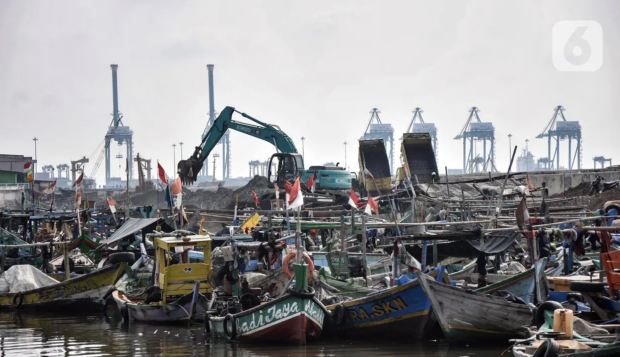 Suasana di Perkampungan Nelayan Kalibaru, Cilincing, Jakarta Utara, Rabu (29/6/2022). Berdasarkan data Dinas Ketahanan Pangan, Kelautan, dan Pertanian (DKPKP) Provinsi DKI Jakarta, jumlah produksi perikanan tangkap dan budidaya di Ibu Kota pada tahun 2020 masing-masing sebanyak 107.828,84 dan 3.869,48 ton. (merdeka.com/Iqbal S. Nugroho)