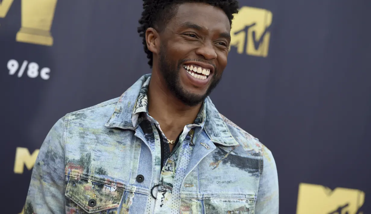 Chadwick Boseman tiba di MTV Movie and TV Awards di Barker Hangar di Santa Monica, California pada 16 Juni 2018. Chadwick Boseman yang selama ini merahasiakan penyakitnya, mengembuskan napas terakhir di rumahnya di Los Angeles. (AP Photo/Jordan Strauss)