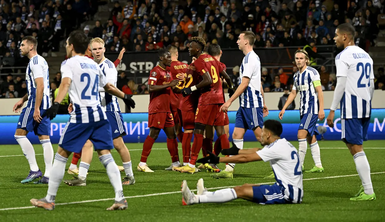 Pemain AS Roma Tammy Abraham (tengah kanan) merayakan dengan rekan satu timnya usai mencetak gol ke gawang HJK Helsinki pada pertandingan sepak bola Grup C Liga Europa di Helsinki, Finlandia, 27 Oktober 2022. AS Roma menang 2-1. (Emmi Korhonen/Lehtikuva/AFP)