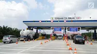 Suasana gerbang tol Binjai yang masih dalam proyek pembangunan Jalan Tol Medan - Binjai seksi I di Deli Serdang, Sumatera Utara, Rabu (6/3). Jalan Tol tersebut akan beroperasi pada akhir Tahun 2019. (Liputan6.com/HO/Eko)