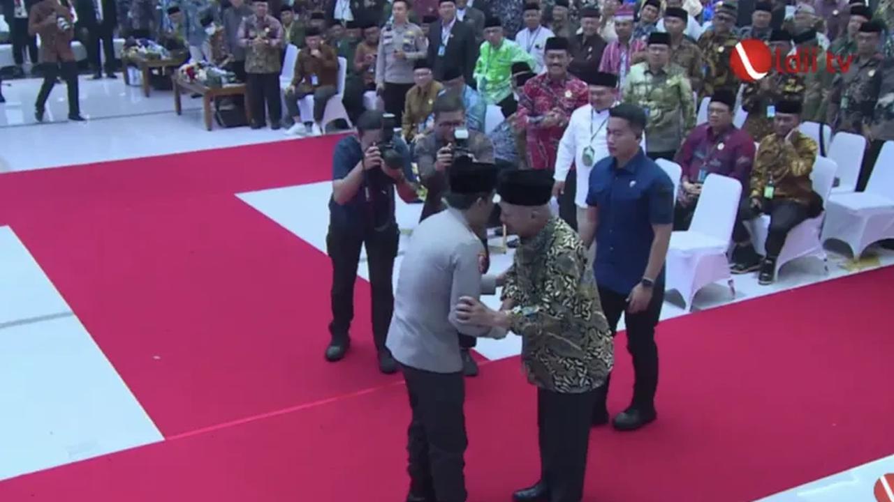Dengan penuh semangat Irwasum Polri itu gercep turun dari podium hendak menemui Kombes Banadi. <br>
