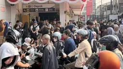 Cerita Penumpang Hadapi KRL Gangguan, Pindah Kereta hingga cari Tempat Makan