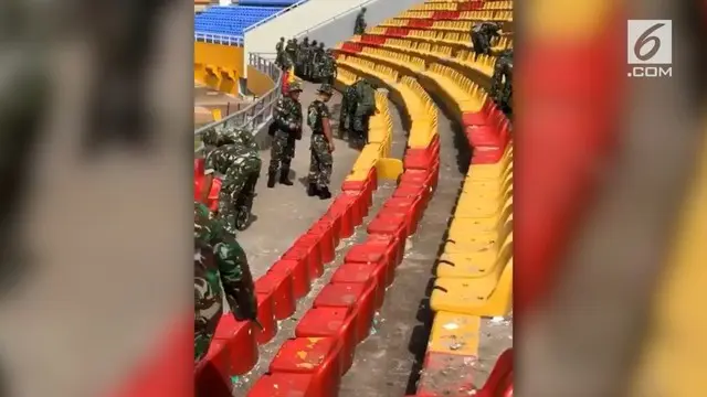Demi Asian Games yang akan berlangsung sebentar lagi, para prajurit TNI perbaiki bangku Stadion Jakabaring yang rusak.