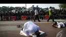 Seorang pendukung Prabowo sujud syukur saat mendengar kabar Prabowo menang (Liputan6.com/Faisal Fanani)