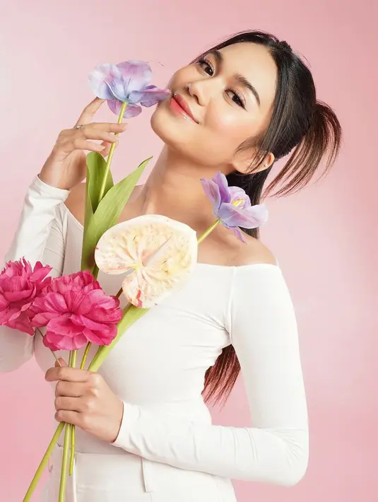 Rambutnya ditata bergaya dengan gaya simpel bernuansa Y2K. [Foto: Instagram/almanuraaa]