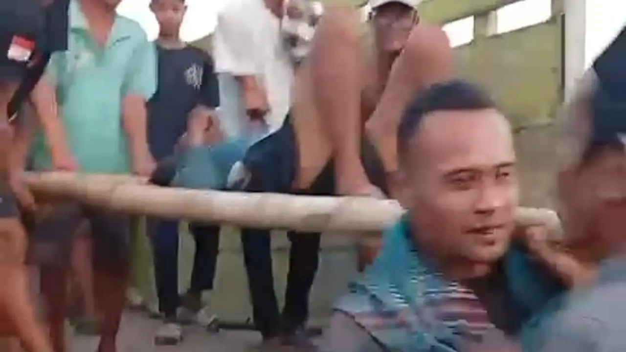 Warga mengevakuasi seorang kakek menggunakan truk