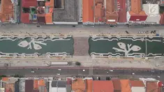 Foto aerial proyek revitalisasi kawasan Kali Besar, Kota Tua, Jakarta Barat, Kamis (3/5). Proyek revitalisasi Kali Besar ini terinspirasi dari penataan Sungai Cheonggyecheon di Korea Selatan. (Liputan6.com/Arya Manggala)