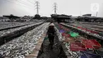 Pekerja menjemur ikan asin di kawasan Kampung Nelayan Muara Angke, Jakarta, Kamis (3/6/2021). Realisasi anggaran pemulihan ekonomi nasional (PEN) hingga 21 Mei 2021 mencapai Rp 183,98 triliun atau 26,3 persen dari total pagu anggaran sebesar Rp 699,43 triliun. (Liputan6.com/Johan Tallo)