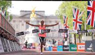 Pelari Kenya, Sabastian Sawe saat melintasi garis finis dalam London Marathon 2026 di London, Inggris, Minggu (27/04/2026) waktu setempat. Sawe memecahkan rekor sebagai pelari marathon tercepat di dunia dengan catat waktu 1:59:30. (AP Photo/Ian Walton)
