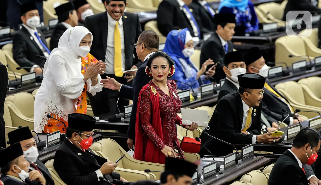 Anggota DPR RI Fraksi PDIP, Krisdayanti menghadiri Sidang Tahunan MPR dan Sidang Bersama DPR - DPD Tahun 2022 di Gedung Nusantara, Kompleks Parlemen, Senayan, Jakarta, Selasa (16/8/2022). Sidang dihadiri langsung oleh Presiden Joko Widodo (Jokowi), Wakil Presiden Ma'ruf Amin, serta jajaran menteri-menteri kabinet Jokowi serta para ketua lembaga. (Liputan6.com/Johan Tallo)