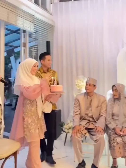 Seperti diketahui, selama ini Nadya Mustika sangat dekat dengan Larissa Chou. Di hari bahagaianya, Larissa juga memberikan kejutan ulang tahun untuk Nadya. [Instagram/larissachou]