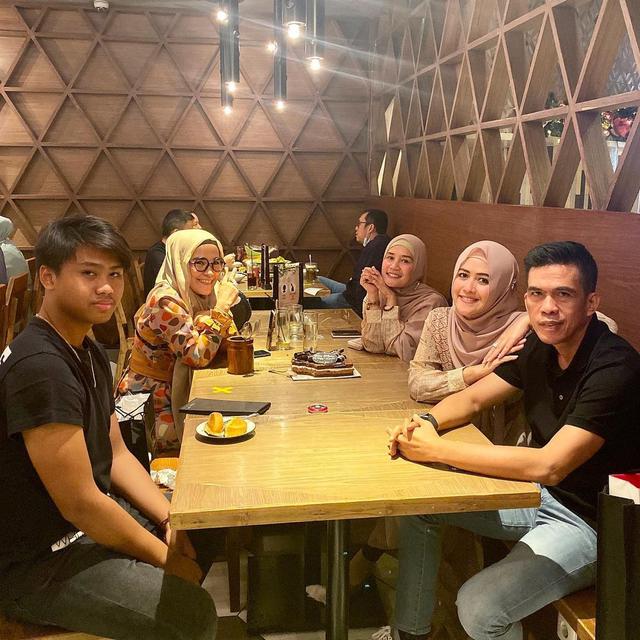 Segera Menetap di Sulawesi, Ini 6 Potret Meggy Wulandari Bareng Keluarga Suami