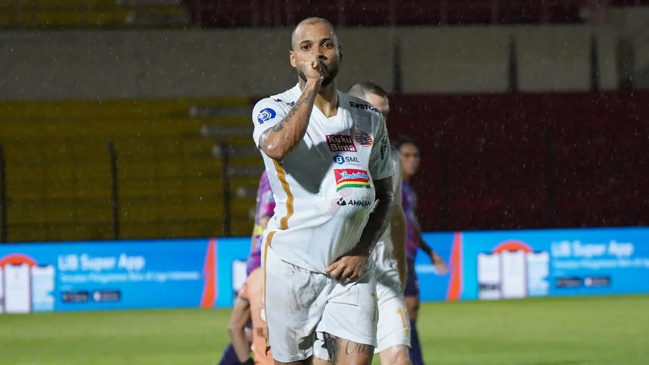 Penyerang Persija Jakarta, Gustavo Almeida, melawan RANS Nusantara FC.