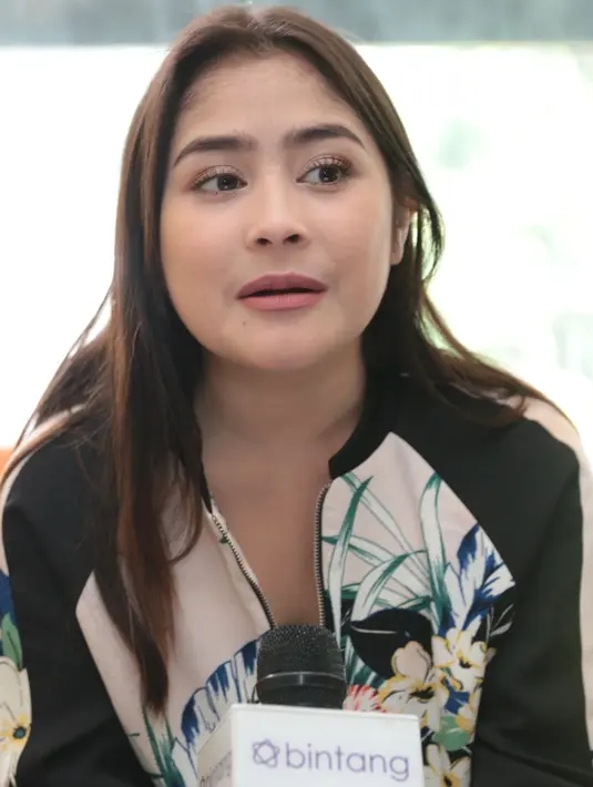 Prilly Latuconsina baru saja menggelar mini konser di Balai Sarbini, Jakarta Selatan pada Minggu (18/12). Dua hari menjelang konsernya, Prilly baru saja kehilangan orang yang selama ini dekat dengan dirinya. (Adrian Putra/Bintang.com)