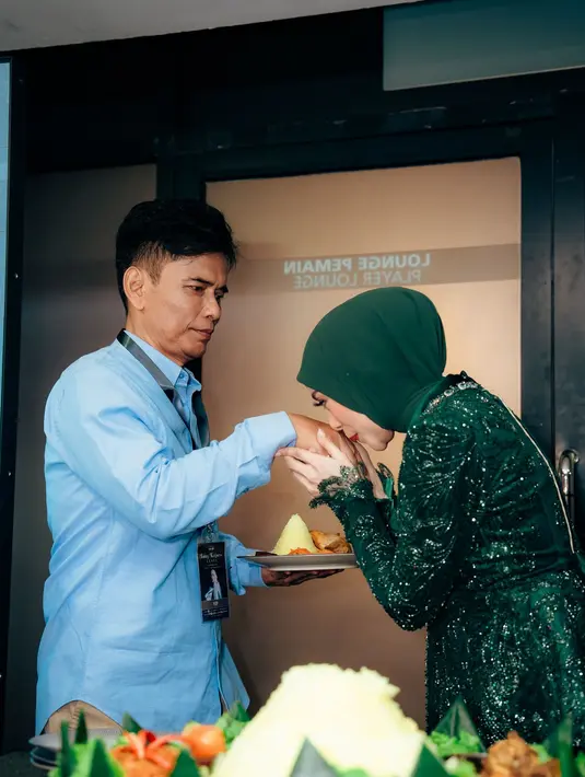 Momen hangat ketika Lesti Kejora mencium tangan sang ayah. Endang Mulyana setia mendampingi dan menemani Lesti Kejora dari pertama ikut audisi Dangdut Academy hingga kini sukses menggelar konser tunggal perdananya. Dari sederet foto yang diabadikan, terlihat ayah Lesti Kejora menangis ketika melihat Lesti Kejora bernyanyi di hadapan ribuan penggemarnya. (Liputan6.com/IG/@lestikejora)