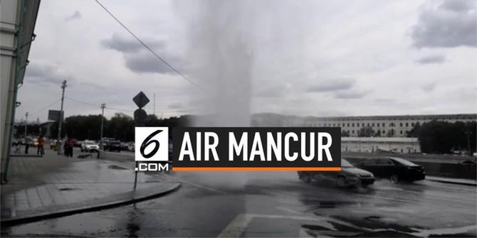 VIDEO: Pipa Bocor, Air Mancur Panas Muncul di Jalan Moscow
