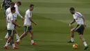 Bek Real Madrid, Sergio Ramos menggiring bola saat berlatih jelang laga La Liga melawan Celta igo di Madrid, Spanyol, Jumat (23/10/2015). (EPA/Mariscal)