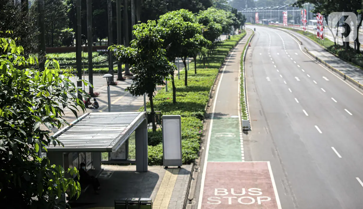 Halte bus terlihat sepi saat penyekatan PPKM Darurat di kawasan Ratu Plaza, Jakarta, Sabtu (17/7/2021). Menko PMK Muhadjir Effendy mengabarkan Pemberlakuan Pembatasan Kegiatan Masyarakat (PPKM) Darurat akan diperpanjang hingga akhir Juli. (Liputan6.com/Faizal Fanani)