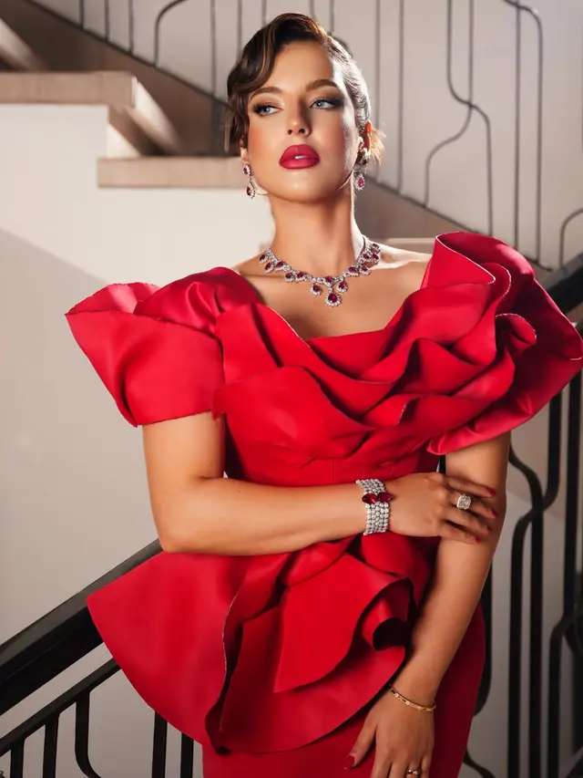 Pesona Lady in Red, Tasya Farasya Tampil Bak Ikon Gatsby di Pemotretan Terbarunya