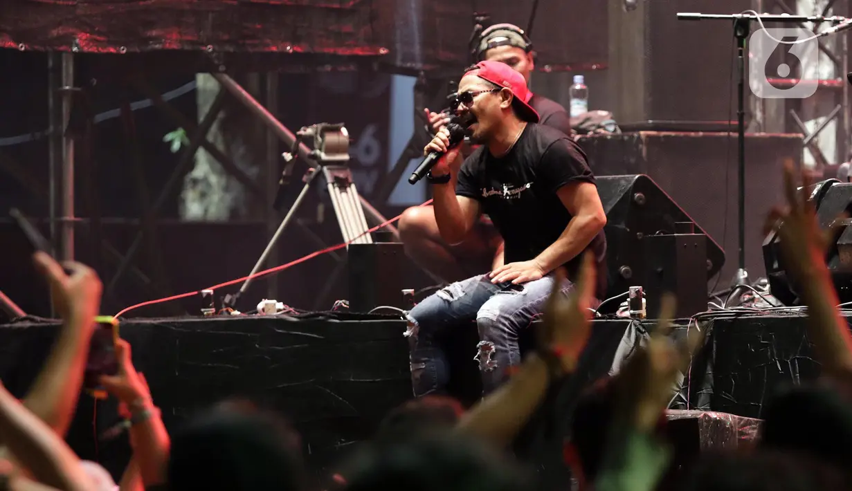 Vokalis grup band Jamrud, Krisyanto saat tampil di panggung Bergelora perhelatan Berdendang Bergoyang Festival, Kawasan Istora Senayan, Jakarta, Jumat (28/10/2022). Jamrud tampil menghentak dan enerjik dengan membawakan sejumlah lagu baru dan lawas, diantaranya Putri, Waktuku Mandi, Dokter Suster, dll. (Liputan6.com/Helmi Fithriansyah)