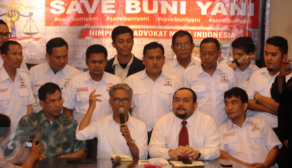 Buni Yani (kedua kiri) didampingi kuasa hukumnya memberi klarifikasi terkait potensi menjadi tersangka dalam kasus dugaan pelanggaran UU IT, Jakarta (7/11). Buni Yani beserta kuasa hukumnya menyatakan siap diperiksa. (Liputan6.com/Helmi Fithriansyah)