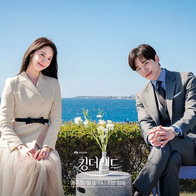YoonA dan Lee Junho di balik layar drakor King the Land. (Instagram/ jtbcdrama)