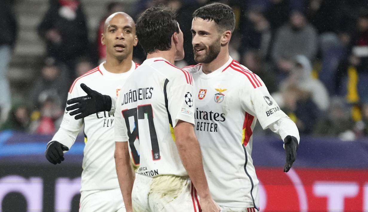 Setelah dua tiket ke babak 16 besar Liga Champions 2023/2024 dari Grup D menjadi milik Real Sociedad dan Inter Milan, RB Salzburg dan Benfica akhirnya saling sikut di Red Bull Arena, Salzburg, Austria, Rabu (13/12/2023) dini hari WIB pada matchday keenam untuk memperebutkan satu tiket ke Liga Malam Jumat alias Liga Europa. Hasilnya, tuan rumah harus merelakan tiket direbut oleh Benfica setelah takluk 1-3. Ketiga gol Benfica masing-masing dicetak oleh Angel Di Maria pada menit ke-32, Rafa Silva pada masa injury time babak pertama dan Arthur Cabral pada masa injury time babak kedua. Satu-satunya gol RB Salzburg dicetak oleh Luka Sucic pada menit ke-57. (AP Photo/Matthias Schrader)