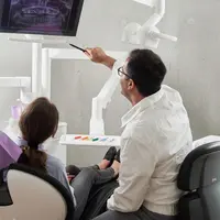 Ilustrasi Dokter Gigi. Photo by Caroline on Unsplash