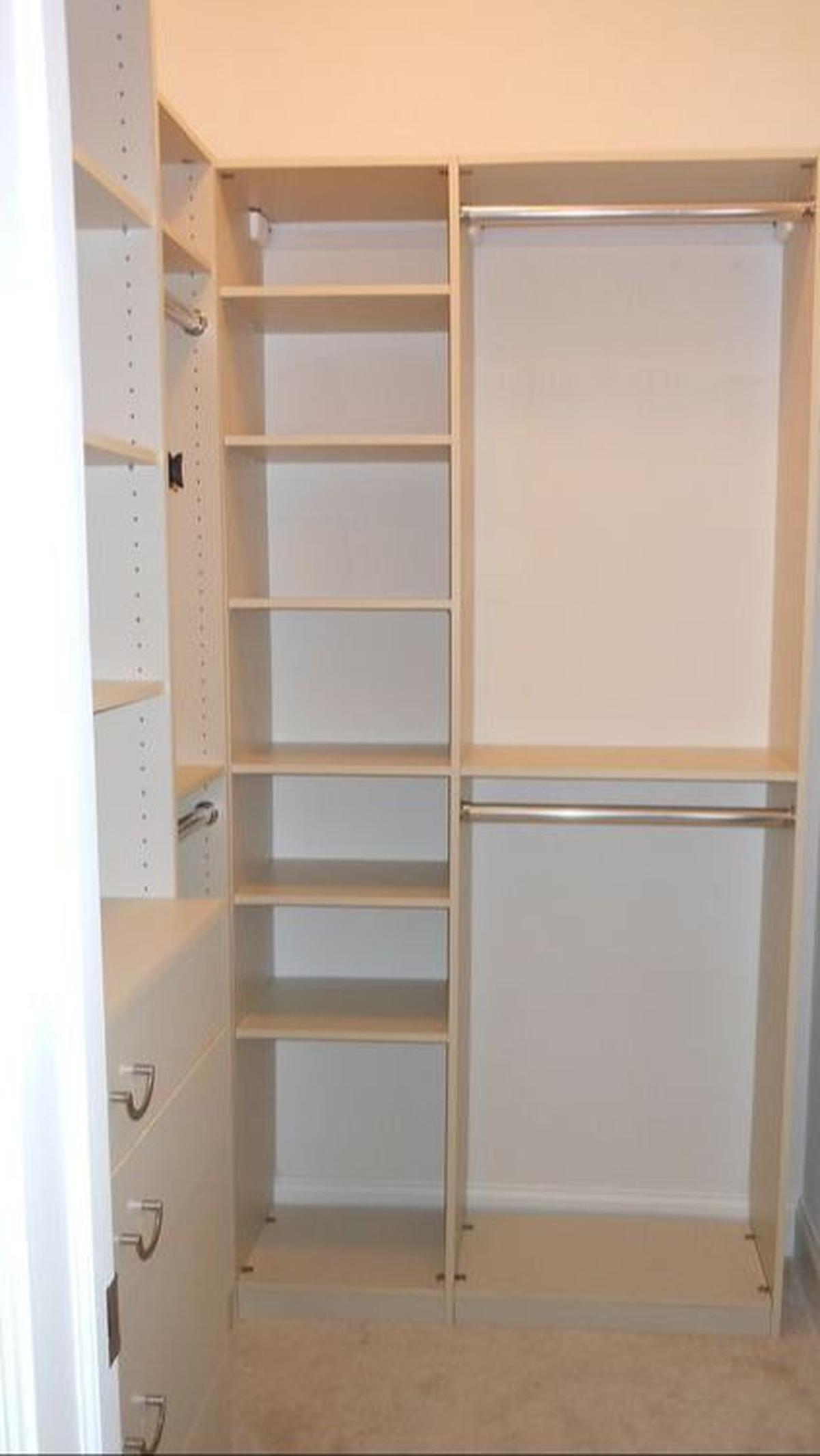 Walk in Closet Sederhana dan Sempit