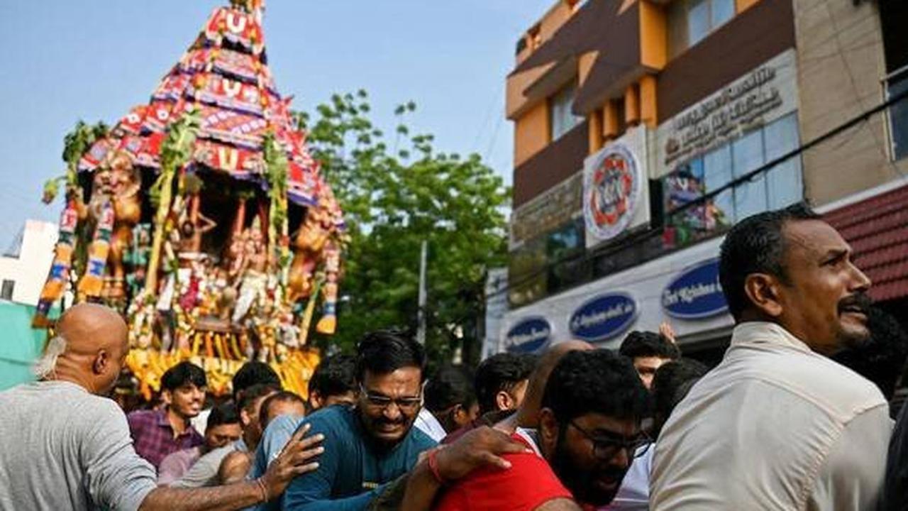 Enam Orang Tewas Terinjak-injak Saat Ritual Berjalan di Atas Api dalam Festival Keagamaan