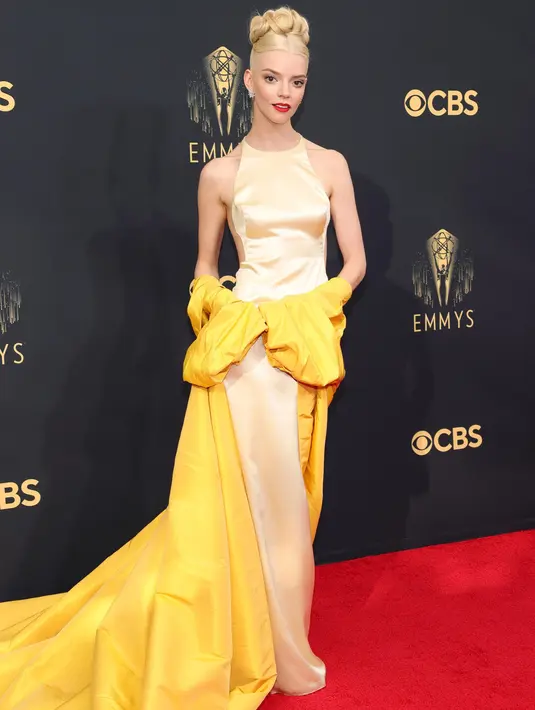 Tampilan Anya Taylor-Joy menyegarkan karpet merah dengan gaun kuning dari rumah mode ternama Dior Haute Couture. (Foto: Dior)