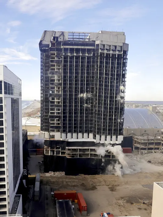 Trump Plaza Hotel and Casino diledakkan, Atlantic City, New Jersey, Amerika Serikat, Rabu (17/2/2021). Bisnis itu pertama dibuka oleh Donald Trump pada 1984. (Edward Lea/The Press of Atlantic City via AP)