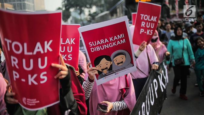 Aktivis Aliansi Gerakan Peduli Perempuan membawa spanduk berisi penolakan terhadap RUU Penghapusan Kekerasan Seksual (PKS) saat CFD di Bundaran HI, Jakarta, Minggu (14/7/2019). RUU PKS dianggap masih bermakna rancu terkait budaya, agama, dan norma sosial di masyarakat. (Liputan6.com/Faizal Fanani)