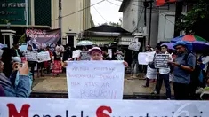 Sejumlah aktivis melakukan aksi penolakan swastanisasi air di depan Pengadilan Negeri, Jakarta Pusat, Selasa (13/1). (Liputan6.com/Faizal Fanani)