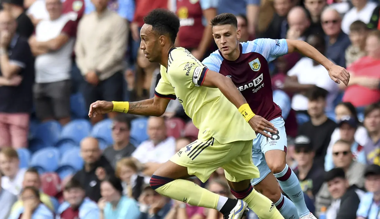 Arsenal kembali memperoleh peluang di menit ke-24. Umpan terobosan Pierre-Emerick Aubameyang gagal dimaksimalkan oleh Nicolas Pepe yang bermaksud mengirim umpan yang justru lebih dekat kepada kiper Burnley, Nick Pope. (PA via AP/Anthony Devlin)