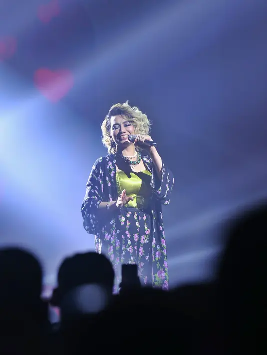 Reza pun kembali membawakan lagu permintaan dari penonton. "Kalian luar biasa sekali," kata Reza. (Nurwahyunan/Bintang.com)