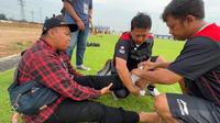 Tim medis Timnas Indonesia U-22 memberikan perawatan kepada salah seorang wartawan peliput SEA Games 2023. (Bola.com/Gregah Nurikshani)