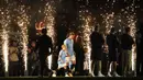 Pemain Manchester City, Kevin De Bruyne bersama kekasih dan anak-anaknya melakukan perpisahan dengan klubnya setelah laga pekan ke-37 Liga Inggris 2024/2025 melawan Bournemouth di Etihad Stadium, Manchester, Inggris, Selasa (21/05/2025) waktu setempat. (AP Photo/Dave Thompson)