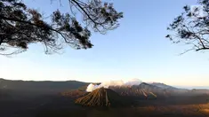 Lanscape Gunung Bromo dari atas bukit Pananjakan II, Malang, Jawa Timur (29/7). Ratusan wisatawan berbagai daerah setiap harinya memadati kawasan Bromo untuk berwisata melihat terbitnya matahari dan juga kawah Gunung Bromo. (Liputan6.com/Johan Tallo)