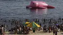 Sebuah lumba-lumba karet raksasa berwarna pink terlihat mengapung di pantai Ponta Negra, Manaus, Minggu (27/7/14). (REUTERS/Bruno Kelly)