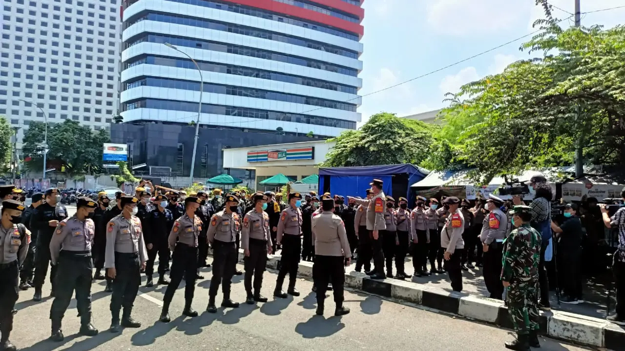 Ratusan personel gabungan TNI-Polri diterjunkan di depan Gedung Merah Putih Komisi Pemberantasan Korupsi (KPK).