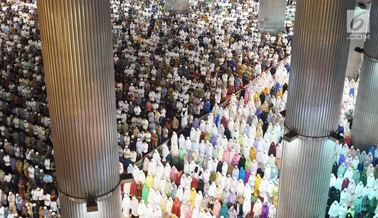 Umat muslim menunaikan salat Idul Adha di Masjid Istiqlal, Jakarta, Minggu (11/8/2019). Idul Adha 1440 Hijriah dirayakan secara nasional pada hari Minggu (11/8), serta dilanjutkan dengan pemotongan hewan kurban untuk dibagikan kepada warga. (Liputan6.com/Immanuel Antonius)