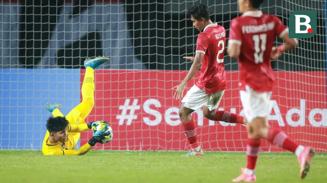 Foto: Aksi Heroik Cahya Supriadi Saat Selamatkan Gawang Timnas Indonesia U-19 dari Gempuran Thailand di Piala AFF U-19