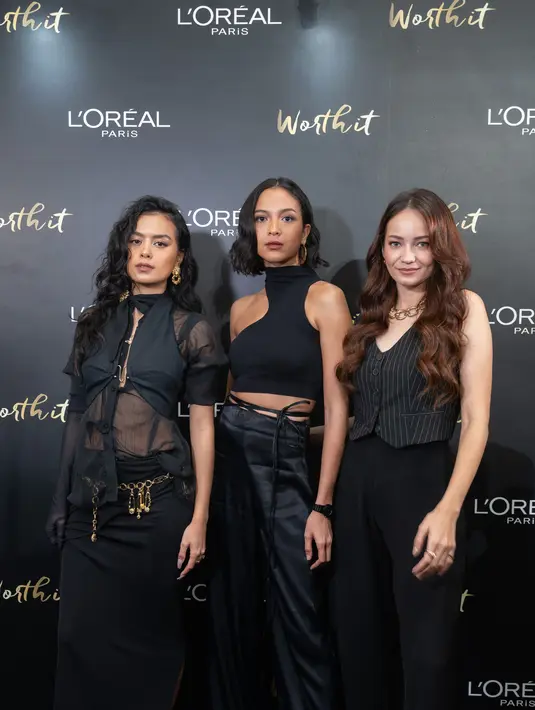 Ketiganya pun tampil kompak dalam balutan busana berwarna hitam [L'Oreal]