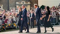 (kiri ke kanan) Kate Middleton dan Pangeran William bersama Pangeran Harry dan Meghan Markle berjalan ke arah orang-orang setelah melihat bunga untuk mendiang Ratu Elizabeth II di luar Kastil Windsor, Windsor, Inggris, 10 September 2022. Kedua pasangan itu terakhir terlihat bersama dalam acara Commonwealth Day di Westminster Abbey pada tahun 2020. (AP Photo/Martin Meissner)