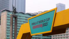 Local Organizer Committee (LOC) berkolaborasi dengan FIFA menyiapkan kegiatan interaktif untuk meningkatkan animo masyarakat menjelang Piala Dunia U-17 2023. Kota pertama yang disinggahi adalah Jakarta saat peringatan Hari Bebas Kendaraan Bermotor di kawasan Bundaran HI, Minggu (15/10/2023). (Bola.com/Bagaskara Lazuardi)