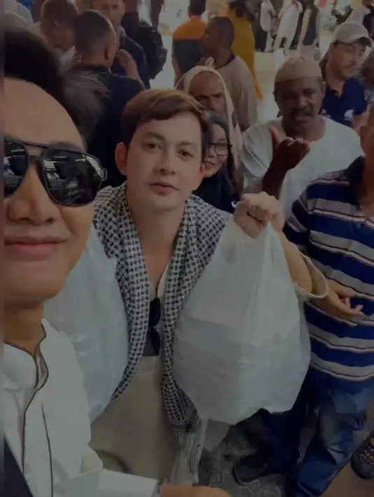 "Sampai Subuh ini sy posting, sisa dana yang terkumpul Rp. 12.045.000 yang inshallah akan bagikan sisanya ke petugas kebersihan area Masjidl Harom & Sekitarnya sampai dengan tanggal 5 juli," tulis boby_tince dalam unggahan 10 Juni. 
 [Instagram/kikifarrel_]