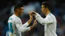 Pemain Real Madrid, Cristiano Ronaldo dan rekan setimnya, Casemiro merayakan gol ke gawang Deportivo La Coruna dalam lanjutan La Liga Spanyol di Santiago Bernabue, Senin (22/1). Real Madrid pesta kemenangan 7-1 atas Deportivo La Coruna (AP/Francisco Seco)