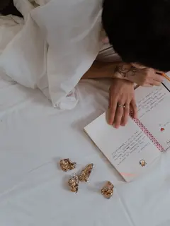 Menulis jurnal selama beberapa menit sebelum tidur dapat membantu melepaskan beban pikiran sehingga tubuh lebih siap untuk beristirahat. (Foto/Dok: Pexels)