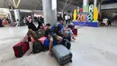 Wisatawan menunggu jadwal keberangkatan pesawat di Bandara Lombok Praya, pulau Lombok, Senin (6/8). Kegiatan operasional Bandara Lombok Praya saat ini sudah kembali normal setelah gempa sebesar 7 SR yang menewaskan 89 orang tersebut. (AFP/Adek BERRY)